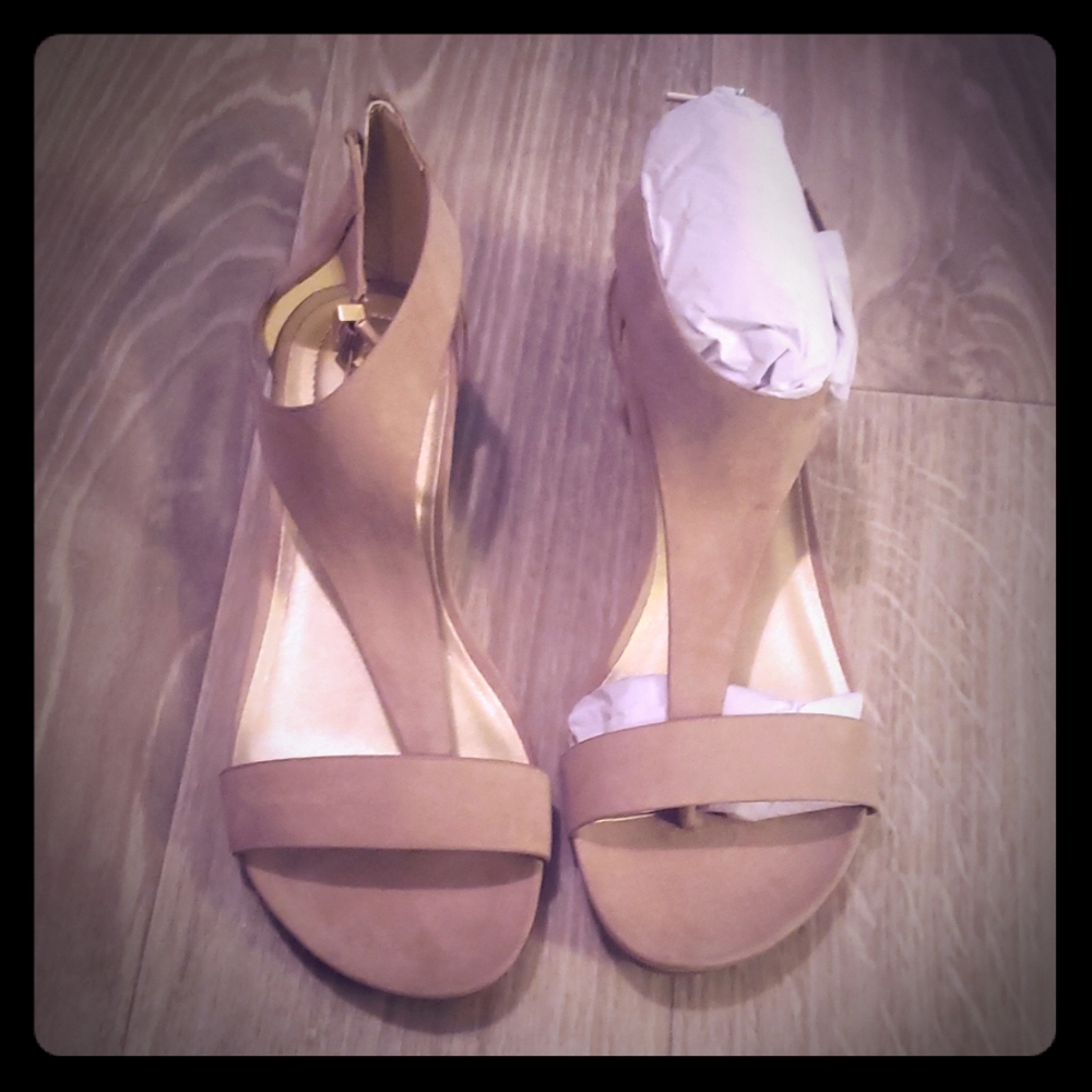 T-strap low wedge sandal